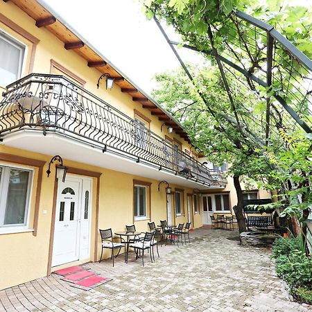 Apartments & Rooms Vienna Osijek Exterior photo