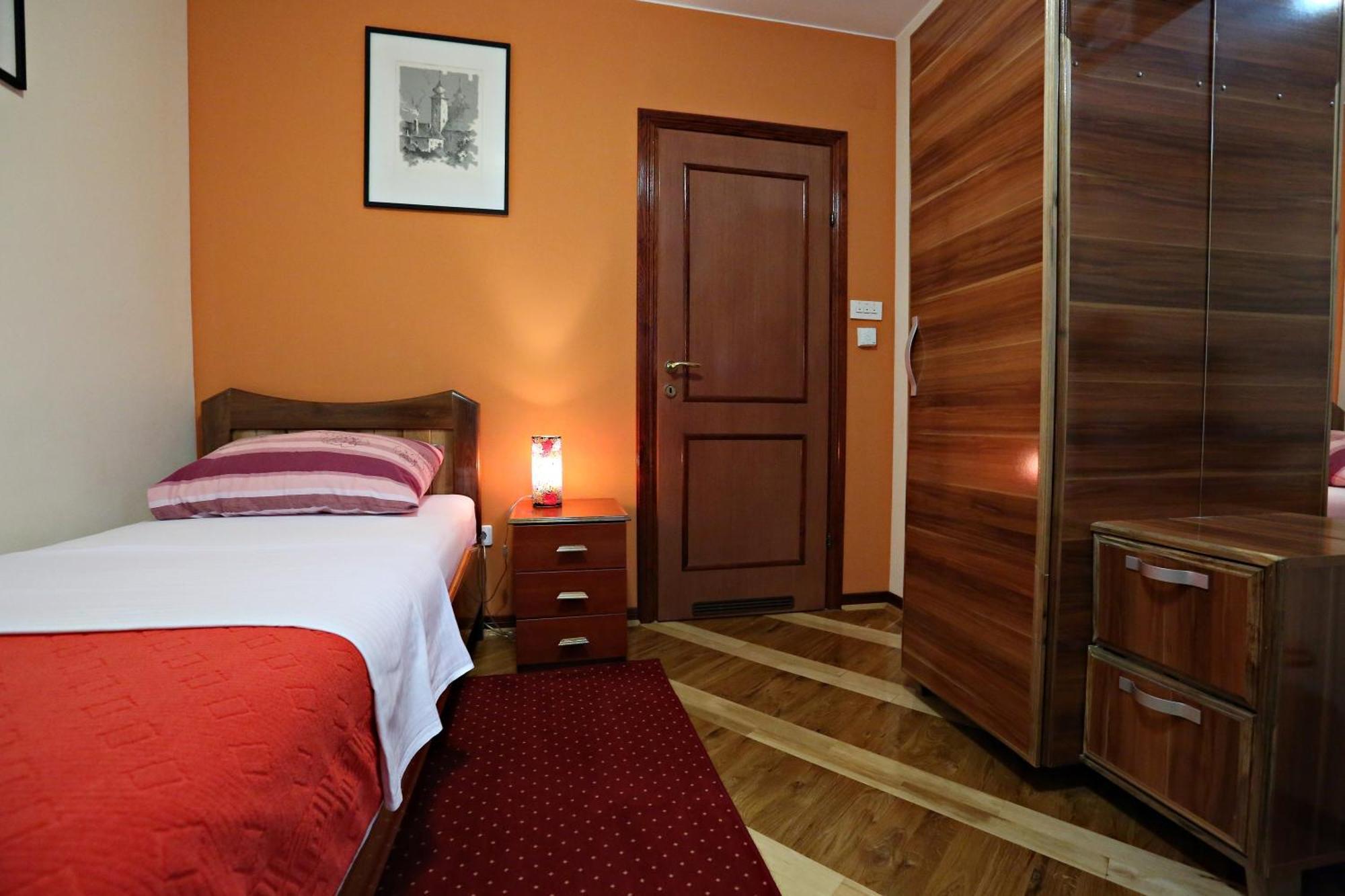 Apartments & Rooms Vienna Osijek Exterior photo