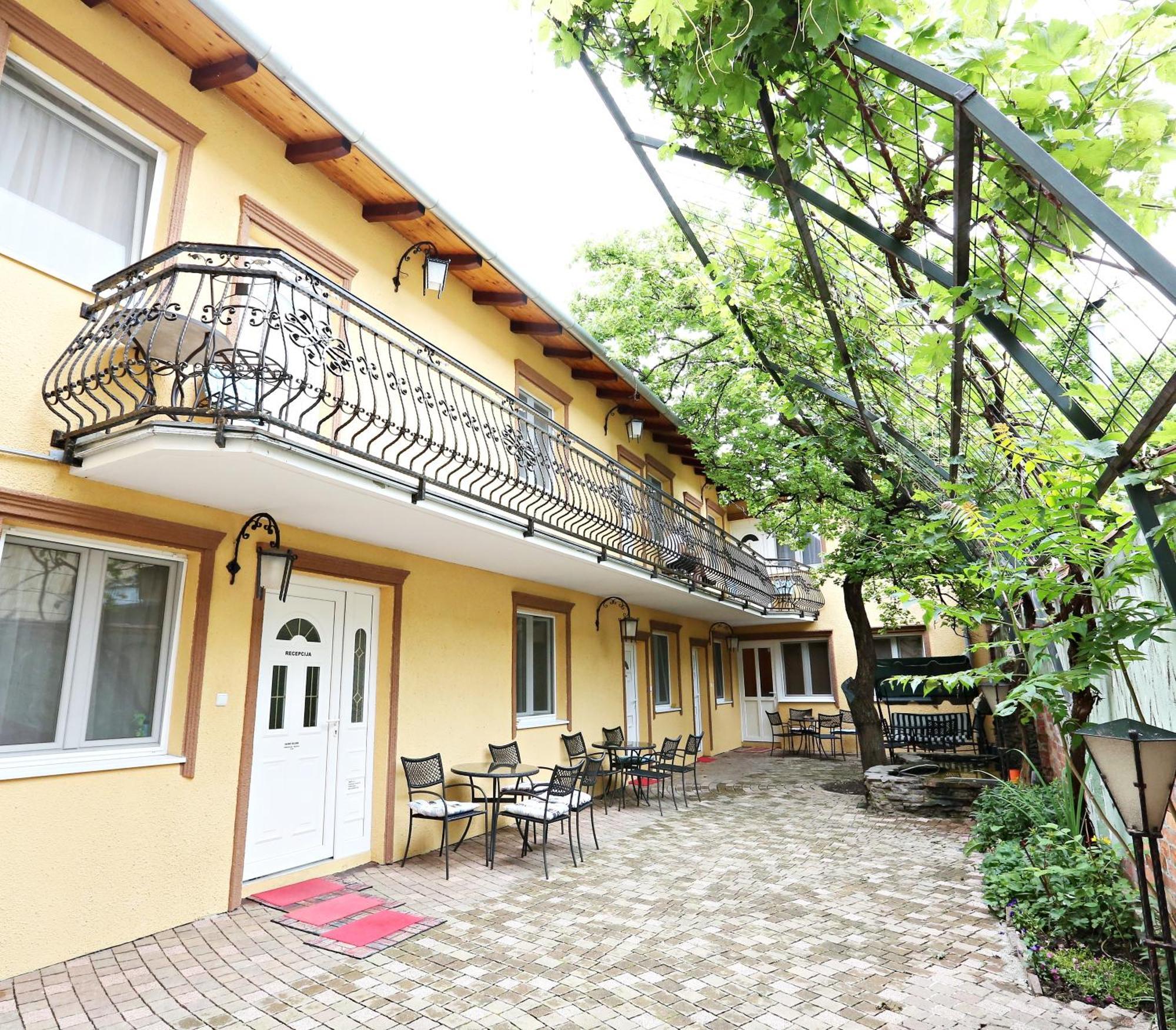 Apartments & Rooms Vienna Osijek Exterior photo